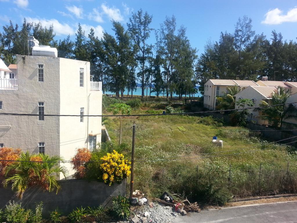 Krishangel Beach Apartment Flic en Flac Exterior photo